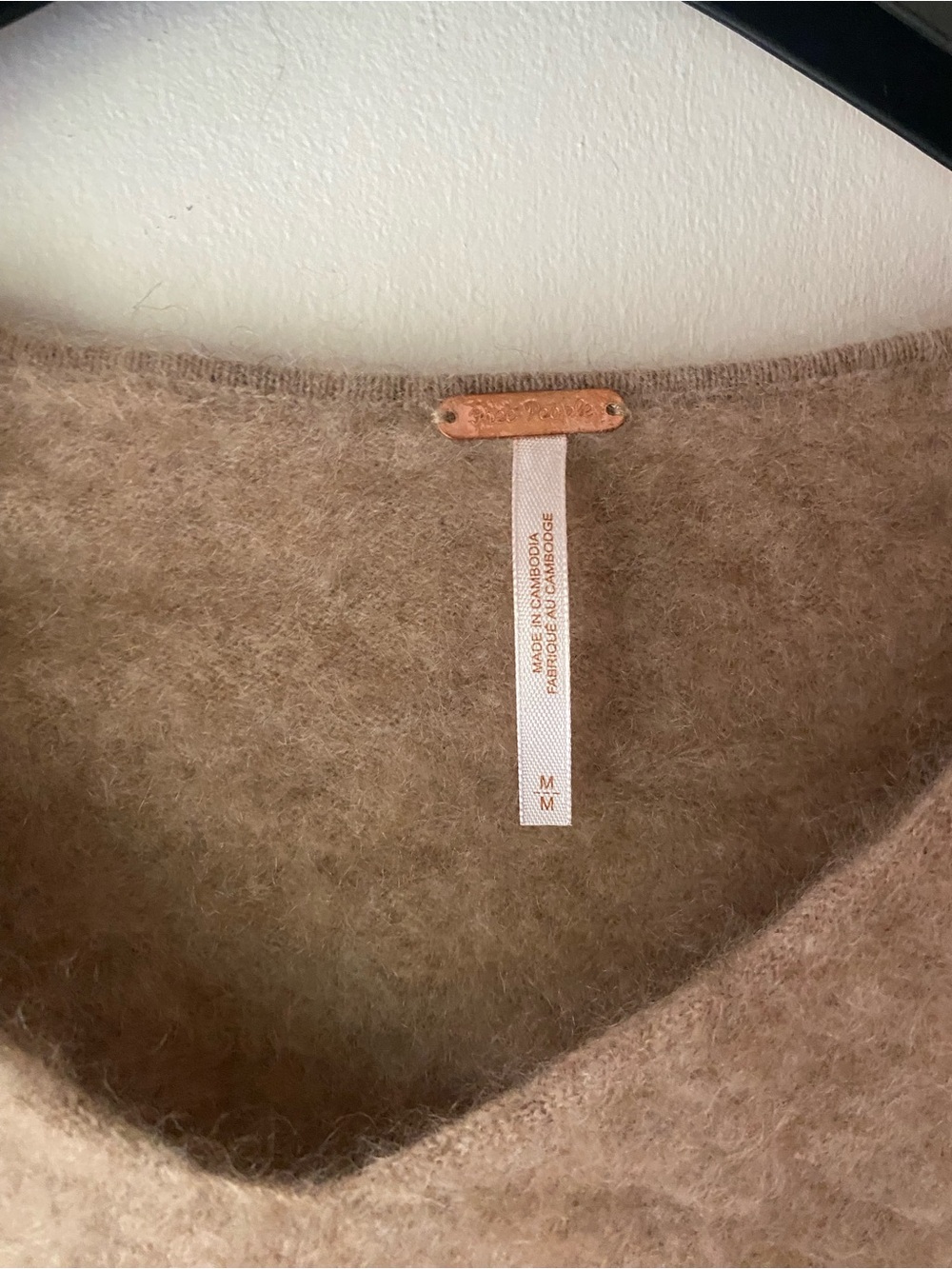 Free People Cropped V-Neck Fluffy 100% Cashmere Sweater in Taupe - Picture 4 of 4